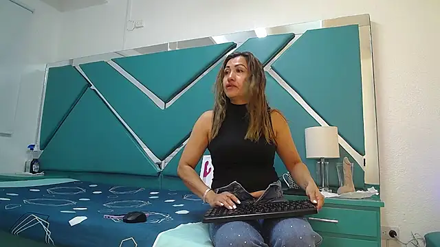 chloe  Jones  online show from April 24, 2026, 1:02 pm