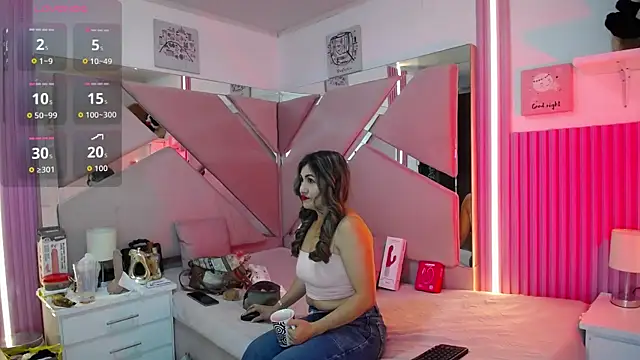 chloe  Jones  online show from June 26, 2026, 1:06 pm