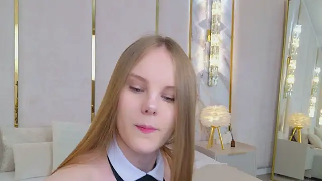 Lili Lohan online show from June 22, 2026, 5:04 am