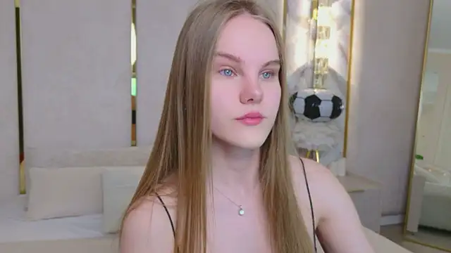 Lili Lohan online show from July 19, 2026, 5:05 am