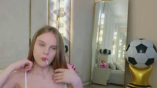 Lili Lohan online show from July 2, 2026, 5:02 am