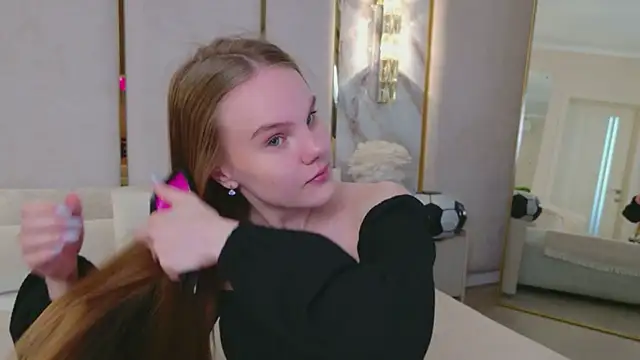 Lili Lohan online show from July 18, 2026, 5:05 am