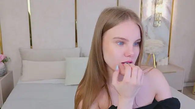 Lili Lohan online show from July 23, 2026, 5:05 am