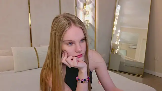 Lili Lohan online show from August 6, 2026, 5:02 am