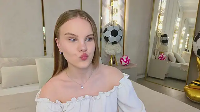 Lili Lohan online show from July 1, 2026, 5:08 am