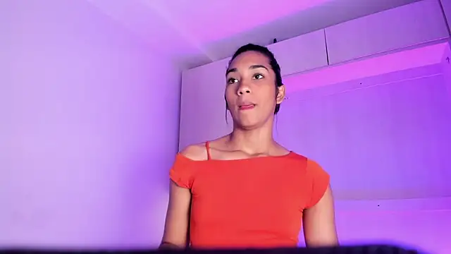 AnahiCollins online show from May 4, 2026, 1:03 pm