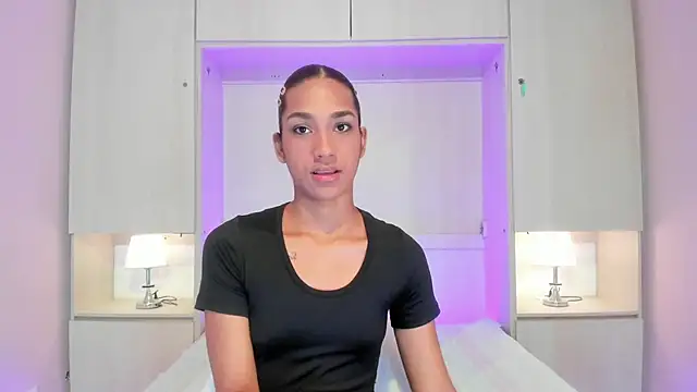 AnahiCollins online show from August 4, 2026, 12:10 pm