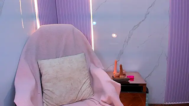 Mila Leon online show from June 3, 2026, 4:35 am