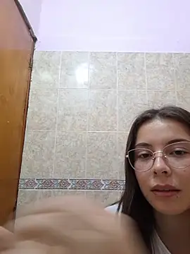 EmmaValencia  online show from April 28, 2026, 7:40 pm