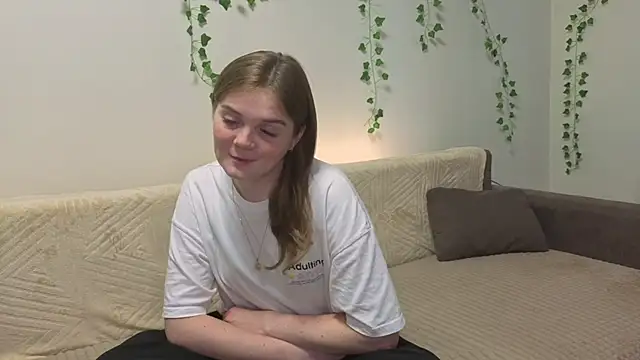 Snapshot of AddieRozo chatting on October 6, 2025, 8:04 am AddieRozo online show from October 6, 2025, 8:04 am