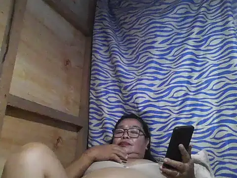 Snapshot of cris_tita chatting on July 4, 2026, 3:16 pm cris tita online show from July 4, 2026, 3:16 pm