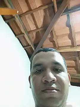 Snapshot of Roberto27051 chatting on June 4, 2026, 3:11 am Roberto27051 online show from June 4, 2026, 3:11 am