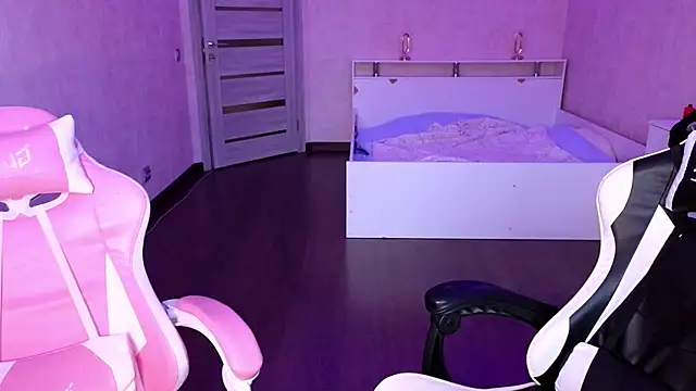 stefany and bettany online show from October 31, 2025, 1:52 pm