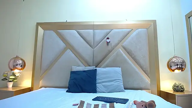 Megan Siner online show from December 18, 2025, 12:53 pm