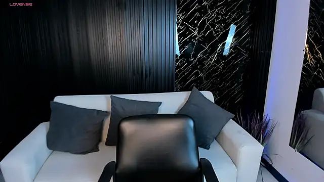 VenusCooper online show from November 8, 2025, 6:44 pm