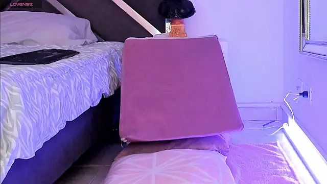 Snapshot of Neereth chatting on October 4, 2025, 8:54 pm Neereth online show from October 4, 2025, 8:54 pm