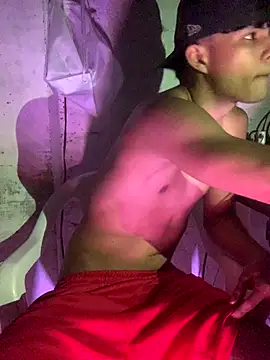 Snapshot of Thiagox03 chatting on October 24, 2025, 5:17 am Thiagox03 online show from October 24, 2025, 5:17 am