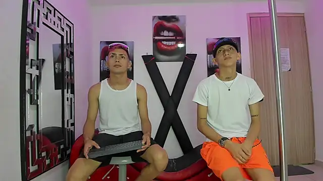 VERY HOT GUYS online show from November 16, 2025, 1:32 am