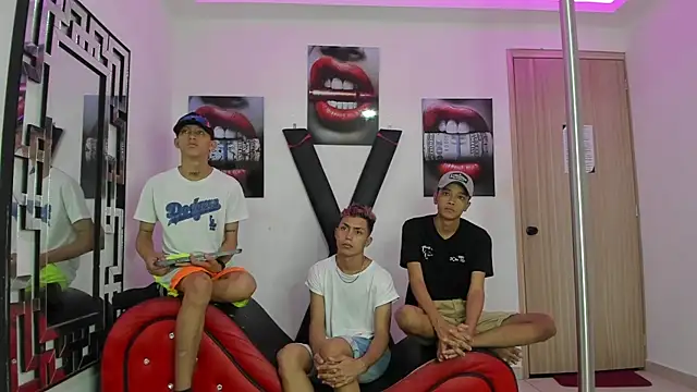 VERY HOT GUYS online show from November 28, 2025, 1:22 pm