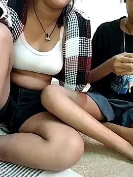 Snapshot of Unique_girls90 chatting on December 5, 2025, 4:11 am Unique girls90 online show from December 5, 2025, 4:11 am