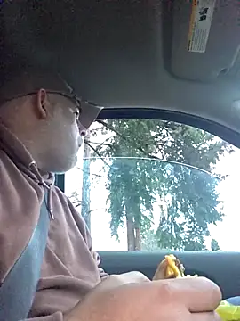 Snapshot of DeeBestEver chatting on November 5, 2025, 3:04 pm DeeBestEver online show from November 5, 2025, 3:04 pm