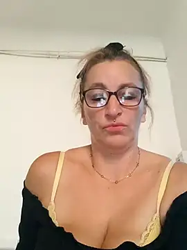 Fifi83Bell online show from October 7, 2025, 11:55 am