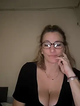 Fifi83Bell online show from November 21, 2025, 9:36 pm