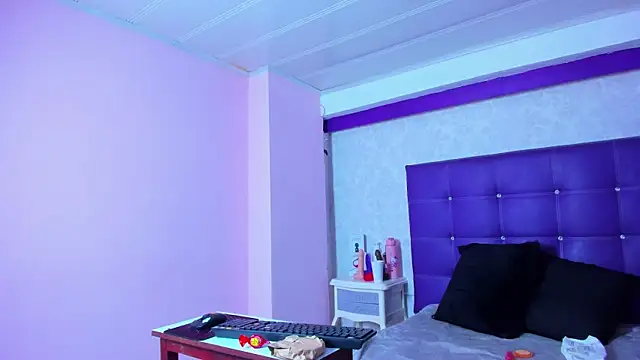 LeaMoreau22 online show from November 29, 2025, 12:27 pm