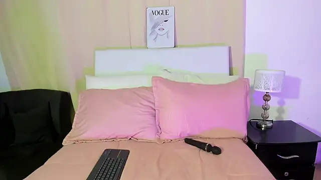 Snapshot of Celeeste_Rose chatting on November 7, 2025, 7:07 pm Celeeste Rose online show from November 7, 2025, 7:07 pm