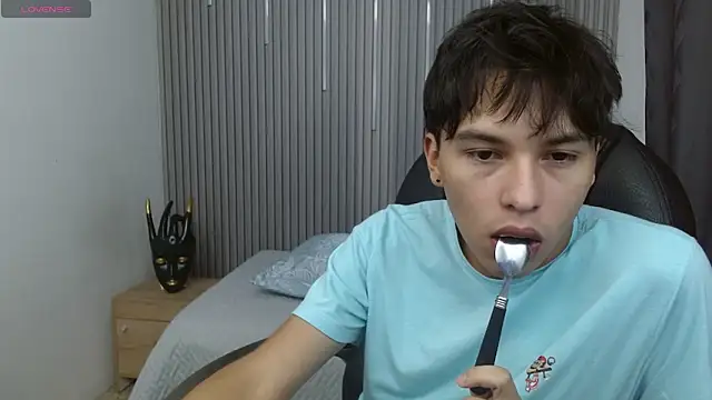 Snapshot of StiwenTwink chatting on March 17, 2026, 12:08 pm StiwenTwink online show from March 17, 2026, 12:08 pm