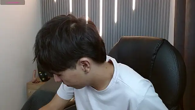 Snapshot of StiwenTwink chatting on March 18, 2026, 9:37 pm StiwenTwink online show from March 18, 2026, 9:37 pm