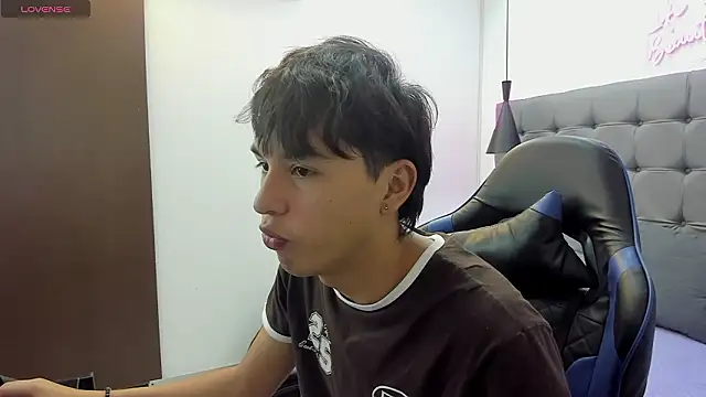 Snapshot of StiwenTwink chatting on March 25, 2026, 1:32 pm StiwenTwink online show from March 25, 2026, 1:32 pm