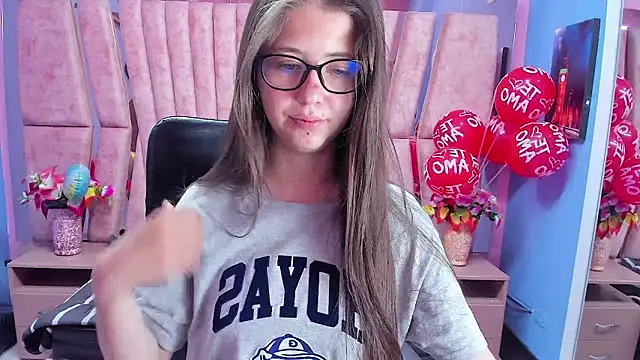 sarah sweett  online show from December 21, 2025, 3:03 pm