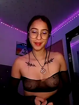 Alana Martinez  online show from October 6, 2025, 12:17 pm