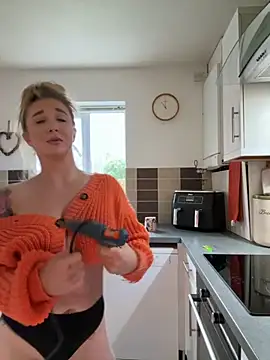 MimiMaee online show from December 1, 2025, 11:00 am