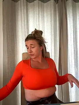 MimiMaee online show from November 5, 2025, 11:13 am