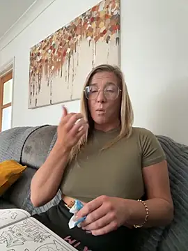 MimiMaee online show from October 22, 2025, 12:37 pm