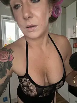 MimiMaee online show from November 3, 2025, 7:57 am