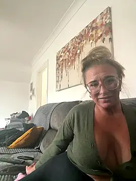 MimiMaee online show from October 17, 2025, 10:50 am