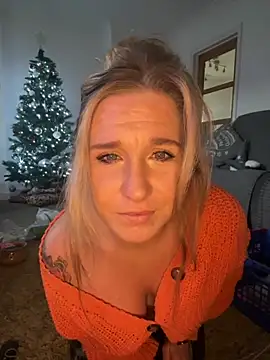 MimiMaee online show from November 26, 2025, 3:45 pm