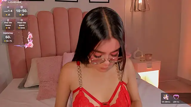 mara swan  online show from December 18, 2025, 7:18 pm