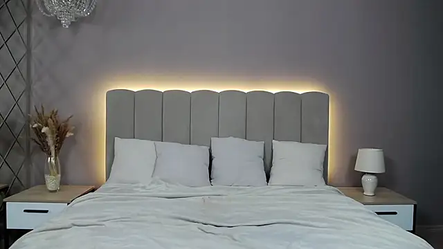 DianaMello online show from November 15, 2025, 4:27 am