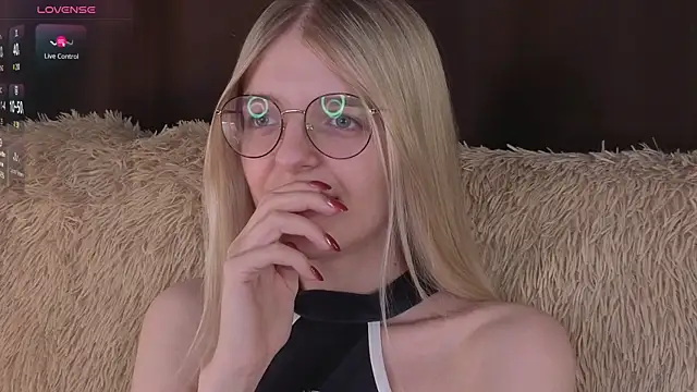 MonicaShiny online show from January 7, 2026, 8:03 pm