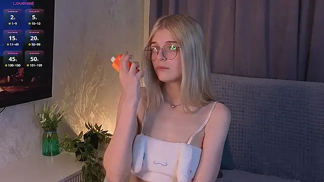 MonicaShiny online show from October 15, 2025, 7:22 pm