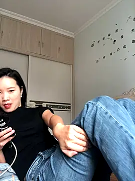 Mile-m online show from October 12, 2025, 3:52 am