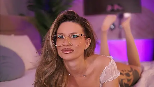 Snapshot of AvaMaddisson chatting on February 26, 2026, 4:23 am AvaMaddisson online show from February 26, 2026, 4:23 am