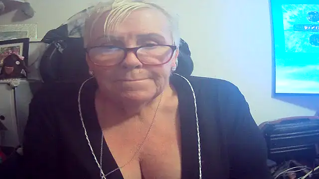 Playful MILF Demi online show from April 11, 2026, 4:21 pm
