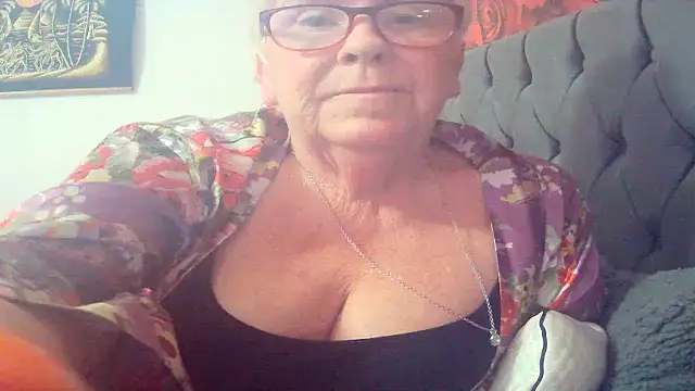 Playful MILF Demi online show from April 12, 2026, 8:06 am