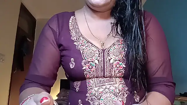 horny milf couple online show from June 6, 2026, 6:24 pm