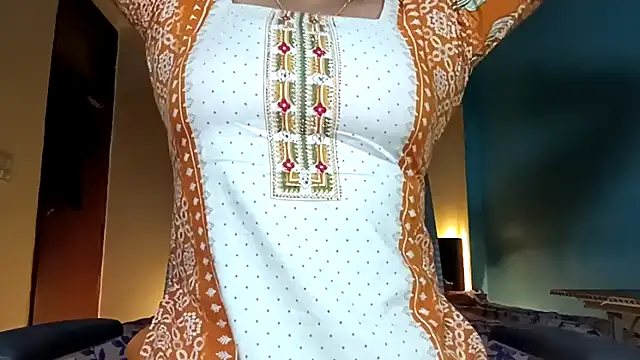 horny milf couple online show from June 7, 2026, 5:51 pm